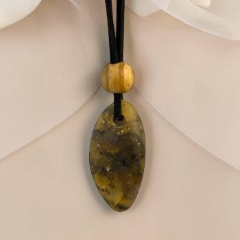 Rafinuotas ir stilingas margo matinio gintaro kaklo pakabukas