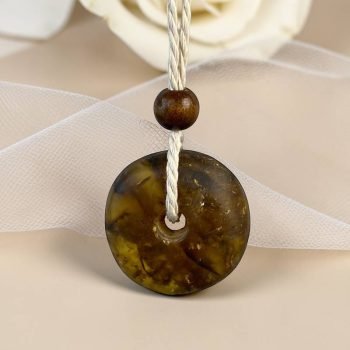 Rafinuotas ir stilingas matinio gintaro kaklo pakabukas amuletas
