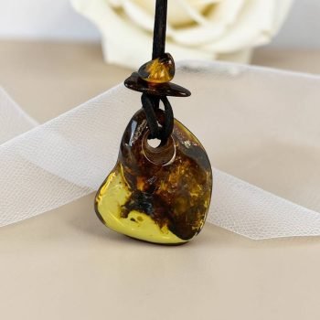 Rafinuotas ir stilingas skaidraus margo gintaro kaklo pakabukas