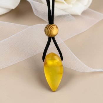 Rafinuotas ir stilingas skaidraus matinio gintaro kaklo pakabukas