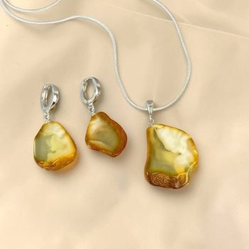 Stulbinantis skaidraus medaus su debesim rinkinys