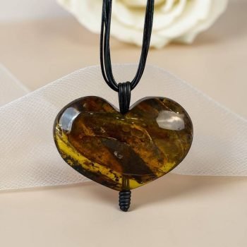 UnĮspūdingo grožio masyvus blizgaus tamsaus gintaro kaklo pakabukas „Širdis”