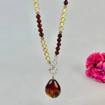 Stilingas ir minimalistinis gintaro vėrinys su pakabuku