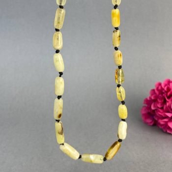 Modernus ir stilingas statinaičių formos margo gintaro vėrinys