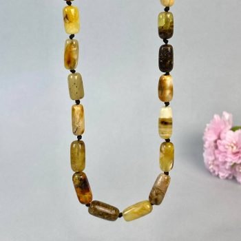 Modernus ir stilingas statinaičių formos margo gintaro vėrinys