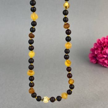 Modernus ir stilingas matinio gintaro vėrinys