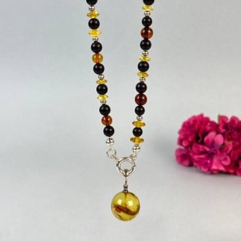 Stilingas ir minimalistinis gintaro vėrinys su pakabuku