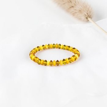 Gelsvi ir skaidriai geltono gintaro diskelių formos apyrankė