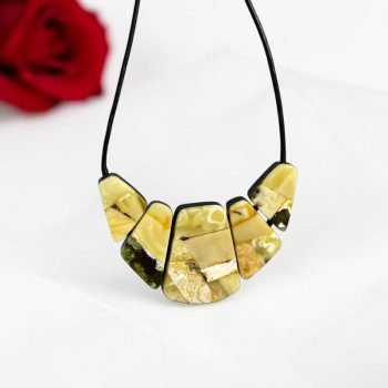 Įspūdingas ir prabangus juodojo ąžuolo ir peizažinio gintaro pakabukas (1)