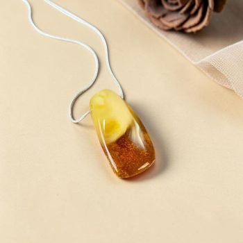 Įspūdingas medaus ir gelsvos spalvos gintaro pakabukas