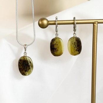 Jaunatviškas blizgaus žalsvo pjaustyto gintaro rinkinys