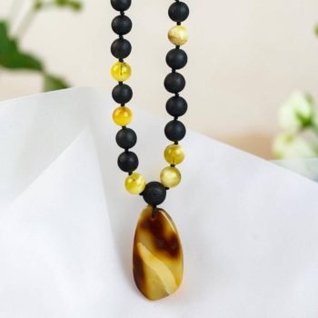 Kerintis ir išskirtinis gintaro ir juodojo ąžuolo vėrinys su gintariniu pakabuku