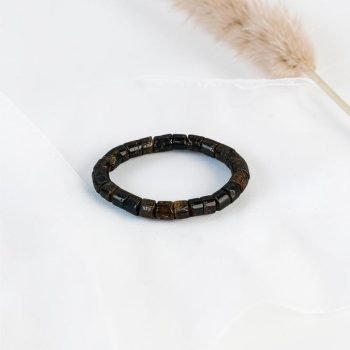 Moderni ir stilinga blizgaus tamsaus gintaro apyrankė