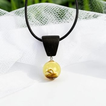 Modernus ir stilingas blizgaus skaidraus gintaro pakabukas