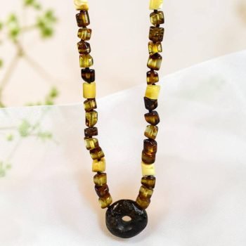 Modernus ir stilingas įvairių spalvų gintarinis vėrinys