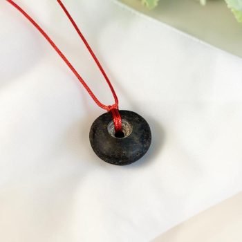 Modernus ir stilingas tamsaus matinio gintaro amuletas ''Sekmė''