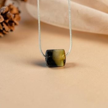 Modernus ir subtilus tamsaus ir žalsvo gintaro su debesim pakabukas