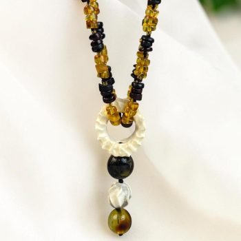 Nepaprastas įvairių spalvų gintarinis vėrinys su briedžio rago ir gintaro pakabuku