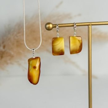 Nuostabus švelniai pereinančios gelsvos spalvos gintaro rinkinys