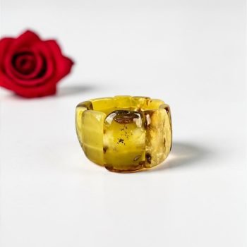 Prabangi ir stilinga margo šviesaus gintaro apyrankė