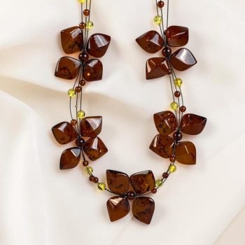 Prabangi žiedlapio formos vyšnios spalvos gintarinė koljė