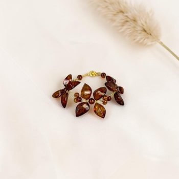 Prabangi žiedlapių formos medaus spalvos gintaro apyrankė