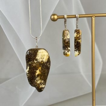 Prabangus ir stilingas margo blizgaus gintaro rinkinys