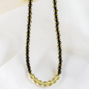 Prabangus žalsvo ir skaidriai geltono faetuoto gintarro vėrinys