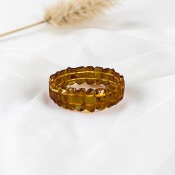 Stilinga ir moderni blizgaus medaus spalvos gintaro apyrankė