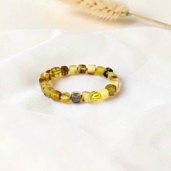 Stilinga įvairiaspalvio gintaro kubelių apyrankė