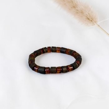 Stilinga tamsaus matinio ir blizgaus vyšnios spalvos gintaro apyrankė