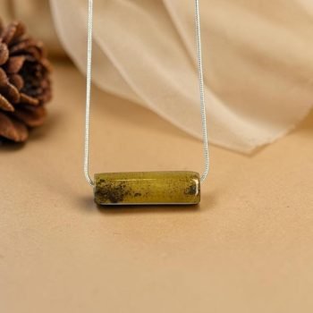 Stilingas ir jaunatviškas gelsvo samaninio gintaro pakabukas