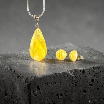 Stilingas ir jaunatviškas peizažinio gelsvo gintaro rinkinys