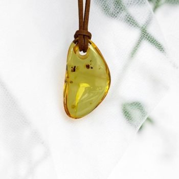 Stilingas ir modernus blizgaus skaidraus gintaro pakabukas