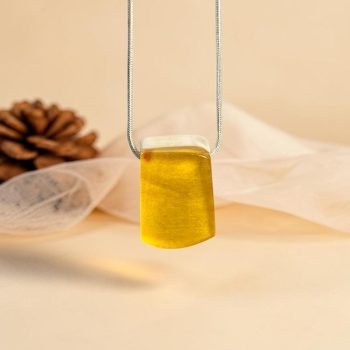 Stilingas ir modernus briedžio rago ir tamsaus graviruoto gintaro pakabukas