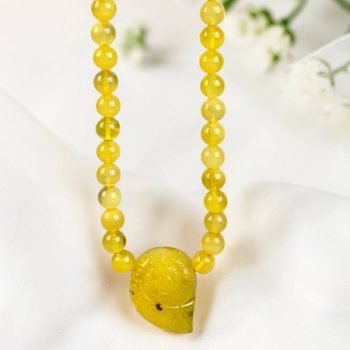 Stilingas ir modernus gelsvo blizgaus gintaro vėrinys