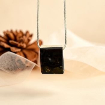 Stilingas ir prabangus tamsaus gintaro ir briedžio rago pakabukas