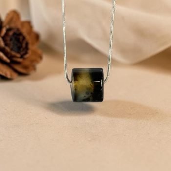 Stilingas ir prabangus tamsaus ir skaidriai samaninio gintaro pakabukas