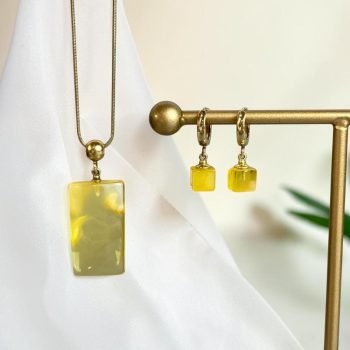 Stilingas skaidriai gelsvos spalvos gintarinis rinkinys