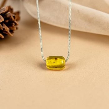 Stilingas skaidriai geltono su inkliuzais gintaro pakabukas