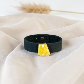 Subtili ir moderni peizažinio gintaro apyrankė ant odos