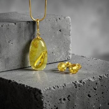 Subtilus ir jaunatviškas blizgaus skaidriai geltono gintaro rinkinys