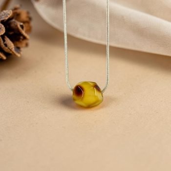 Subtilus ir modernus gelsvo gintaro su dėmelėmis pakabukas