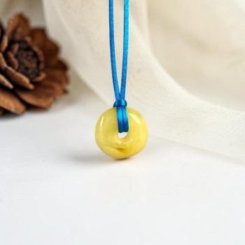 Vaikiškas peizažinio gintaro pakabukas amuletas