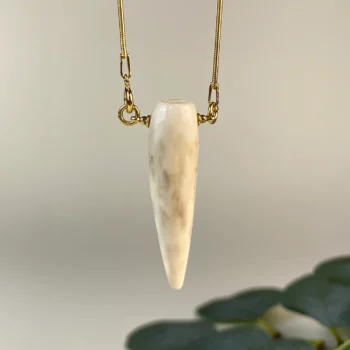 Elegantiškas gludintos ilties formos briedžio rago ir peizažinio gintaro kaklo pakabukas