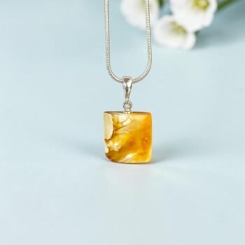 Minimalistinis ir stilingas karamelės atspalvių gintarinis kaklo pakabukas